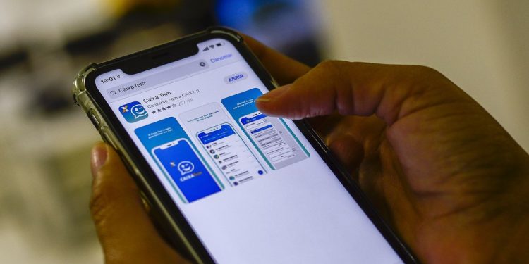 Caixa paga R$ 1,2 bi de auxílio emergencial a nascidos em julho Caixa paga R$ 1,2 bi de auxílio emergencial a nascidos em julho