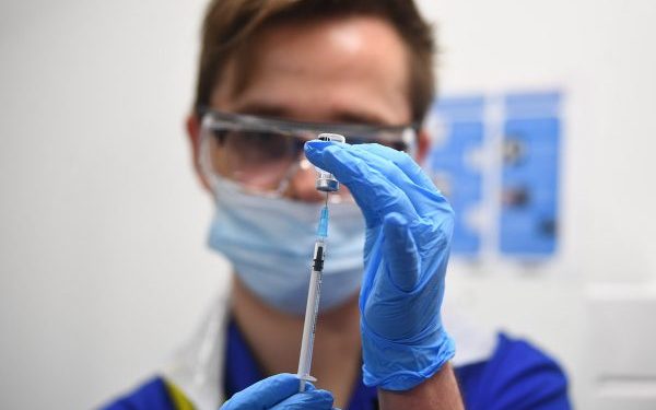 ‘A maioria das reações a vacinas não é alérgica’, diz especialista ‘A maioria das reações a vacinas não é alérgica’, diz especialista