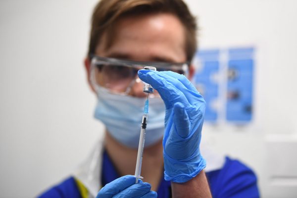 ‘A maioria das reações a vacinas não é alérgica’, diz especialista ‘A maioria das reações a vacinas não é alérgica’, diz especialista