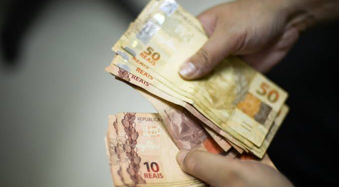 Governo prevê salário mínimo de R$ 1.088 em 2021
