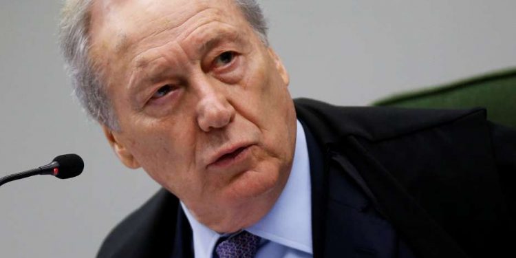 Ministro do STF quer impor restrições a quem não se vacinar contra a Covid-19