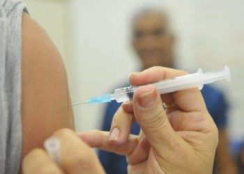 Prefeitura de Manaus suspende vacinação de profissionais da saúde