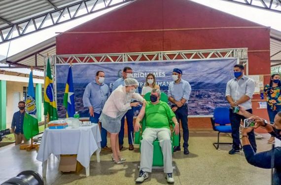 Médico é o primeiro a ser vacinado em Ariquemes contra à COVID-19 Médico é o primeiro a ser vacinado em Ariquemes contra à COVID-19