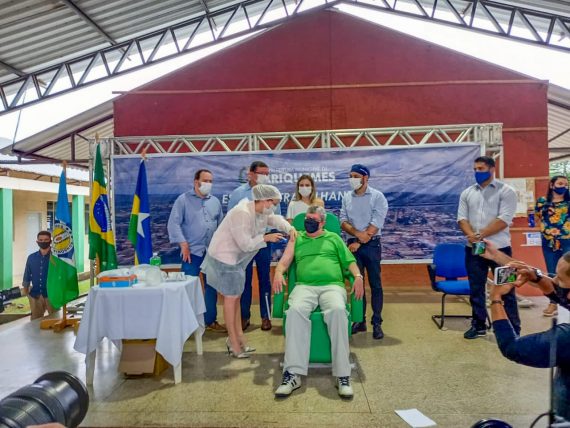 Médico é o primeiro a ser vacinado em Ariquemes contra à COVID-19 Médico é o primeiro a ser vacinado em Ariquemes contra à COVID-19
