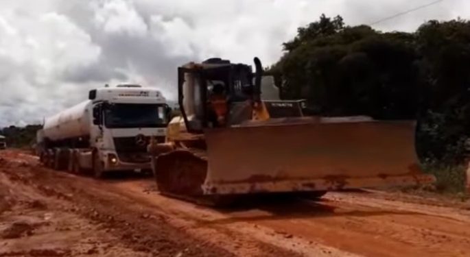 Comboio com oxigênio para Manaus enfrenta atoleiro na BR-319 e atrasa entrega