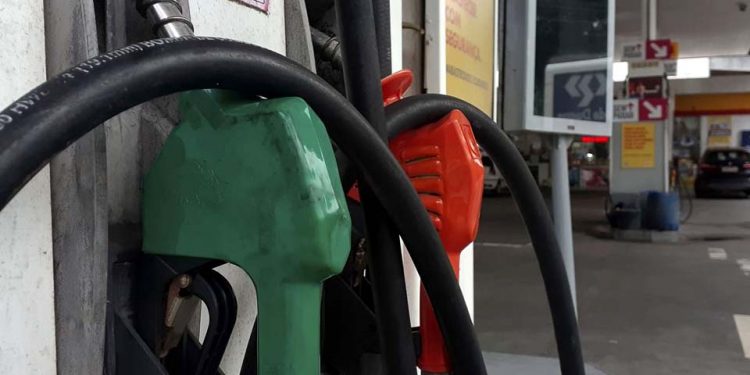 Litro da gasolina sobe R$ 0,15 nas refinarias da Petrobras Litro da gasolina sobe R$ 0,15 nas refinarias da Petrobras