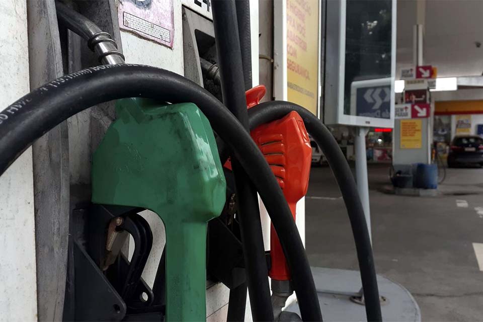 Litro da gasolina sobe R$ 0,15 nas refinarias da Petrobras Litro da gasolina sobe R$ 0,15 nas refinarias da Petrobras