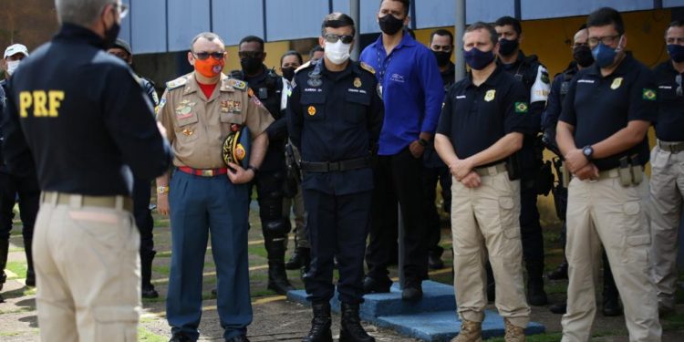 Em Rondônia, policiais prestam homenagem a PRF assassinado a tiros em Recife Em Rondônia, policiais prestam homenagem a PRF assassinado a tiros em Recife