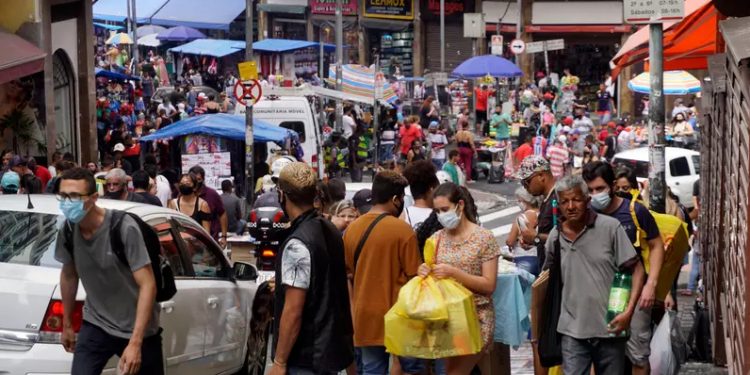 Brasil poderá ter 75% da população vacinada em outubro, aponta consultoria