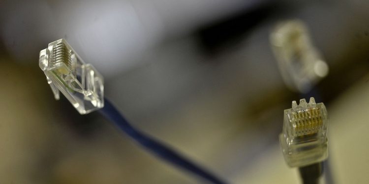 Nova meta do governo Bolsonaro prevê fibra ótica em 99% das cidades brasileiras