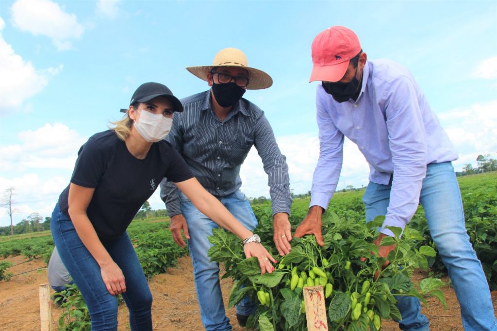 Prefeita Carla Redano visita produtores e garante apoio ao Homem do Campo Prefeita Carla Redano visita produtores e garante apoio ao Homem do Campo