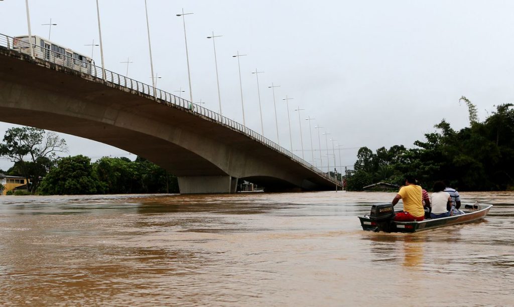 Rio Acre transborda e famílias estão desabrigadas em Rio Branco Rio Acre transborda e famílias estão desabrigadas em Rio Branco