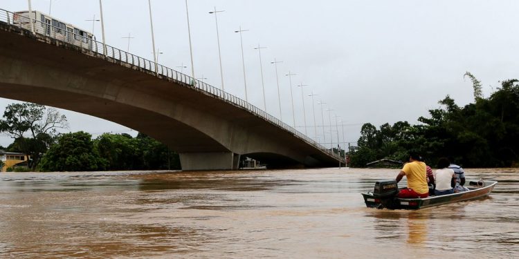 Rio Acre transborda e famílias estão desabrigadas em Rio Branco Rio Acre transborda e famílias estão desabrigadas em Rio Branco