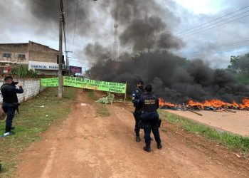 VAI QUE VIRA MODA; moradores ateiam fogo em rua pedindo por asfalto em Porto Velho
