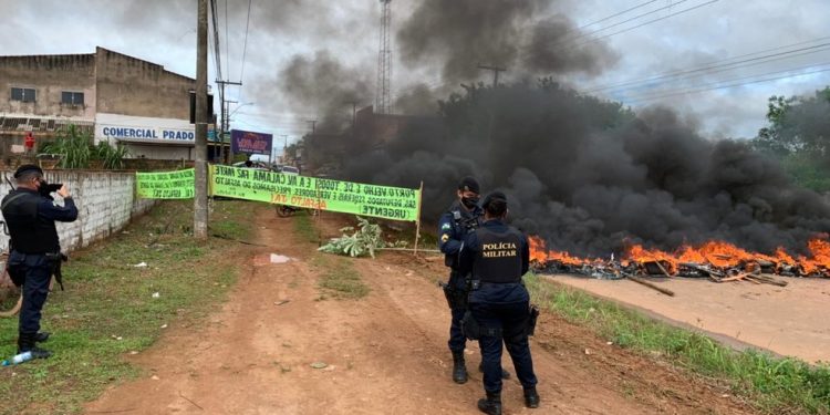 VAI QUE VIRA MODA; moradores ateiam fogo em rua pedindo por asfalto em Porto Velho