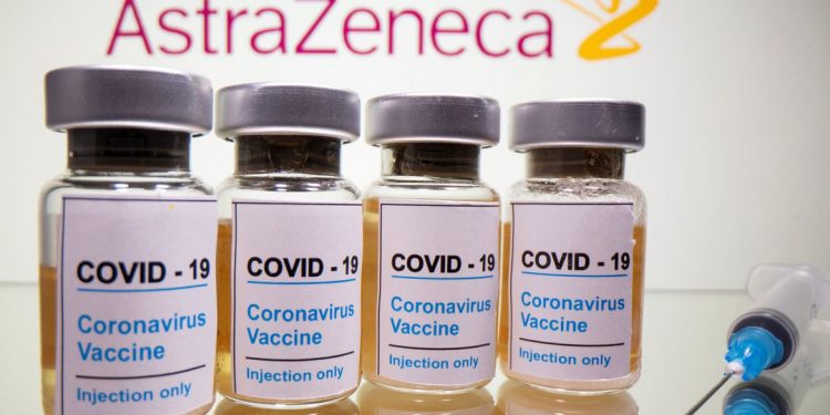 Brasil deve receber até 14 milhões de vacinas de Oxford em fevereiro Brasil deve receber até 14 milhões de vacinas de Oxford em fevereiro