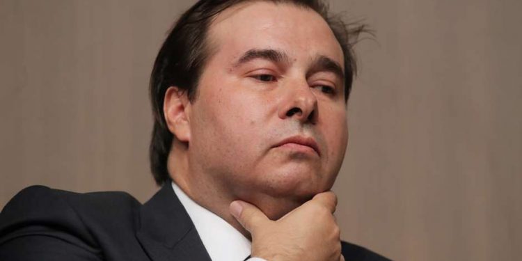 Boicotado em Brasília, Maia se irrita e ameaça com impeachment de Bolsonaro Boicotado em Brasília, Maia se irrita e ameaça com impeachment de Bolsonaro