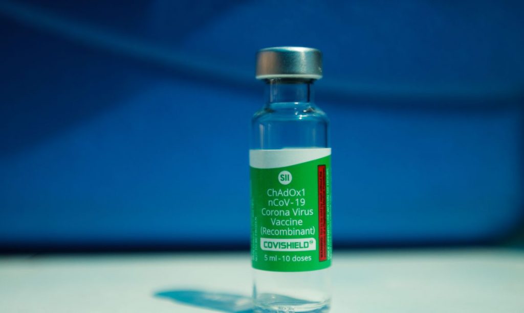 Oxford afirma que sua vacina é 76% eficaz por três meses após uma dose Oxford afirma que sua vacina é 76% eficaz por três meses após uma dose
