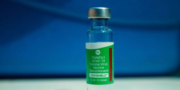 Oxford afirma que sua vacina é 76% eficaz por três meses após uma dose Oxford afirma que sua vacina é 76% eficaz por três meses após uma dose