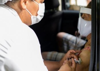 Brasil já aplicou mais doses que países onde vacinação começou antes
