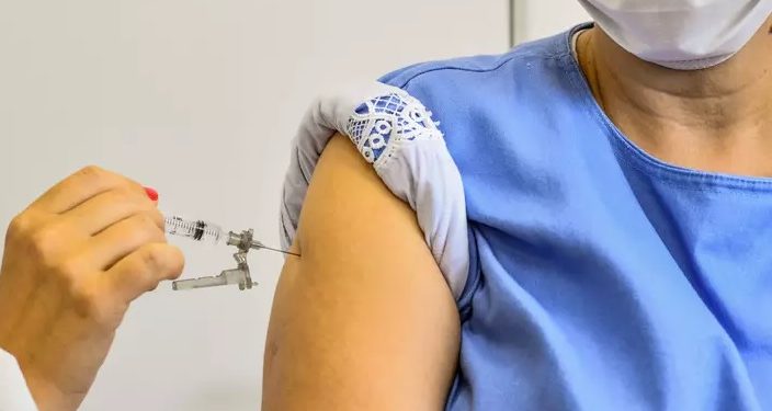 Mesmo vacinadas, algumas pessoas podem testar positivo para Covid-19 Mesmo vacinadas, algumas pessoas podem testar positivo para Covid-19