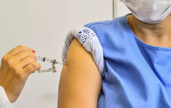 Mesmo vacinadas, algumas pessoas podem testar positivo para Covid-19 Mesmo vacinadas, algumas pessoas podem testar positivo para Covid-19