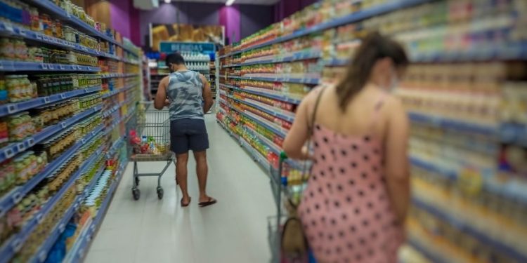 Governo prorroga auxílio do programa AmpaRo para ajudar famílias de baixa renda Governo prorroga auxílio do programa AmpaRo para ajudar famílias de baixa renda