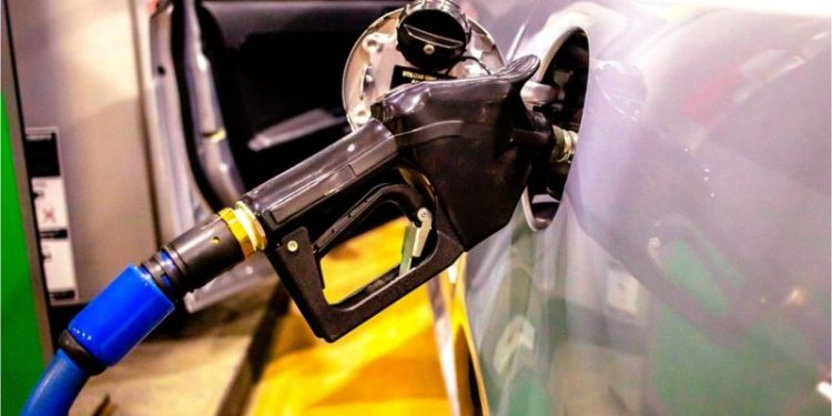 Gasolina já subiu 13% nas refinarias em 2021 e deve ficar ainda mais cara