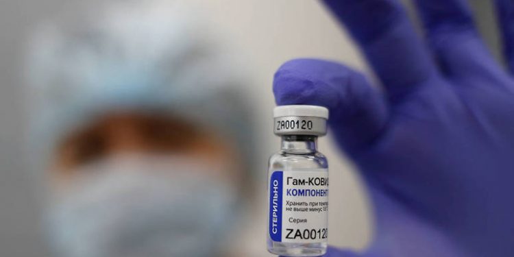Brasil comprará vacina russa após aprovação, diz ministério