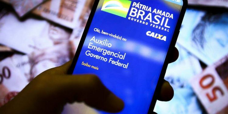 Paulo Guedes quer ajuste para ter R$ 20 bi e bancar novo auxílio emergencial Paulo Guedes quer ajuste para ter R$ 20 bi e bancar novo auxílio emergencial
