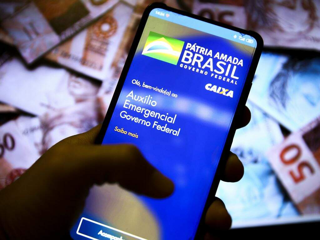 Paulo Guedes quer ajuste para ter R$ 20 bi e bancar novo auxílio emergencial Paulo Guedes quer ajuste para ter R$ 20 bi e bancar novo auxílio emergencial