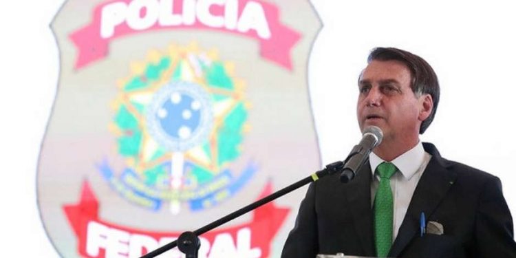 Bolsonaro sugere tirar jornais de circulação: “Fake news” Bolsonaro sugere tirar jornais de circulação: “Fake news”