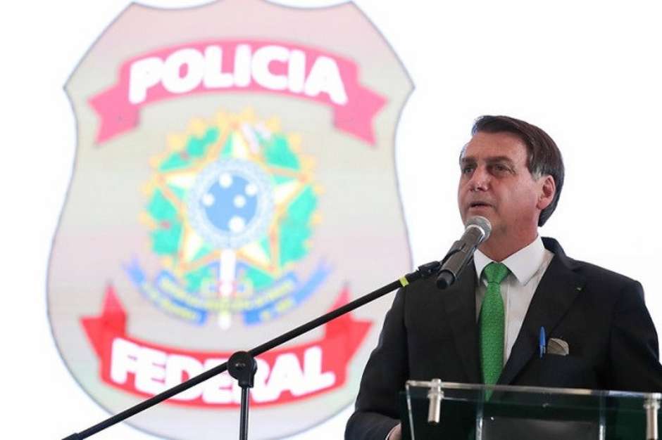 Bolsonaro sugere tirar jornais de circulação: “Fake news” Bolsonaro sugere tirar jornais de circulação: “Fake news”