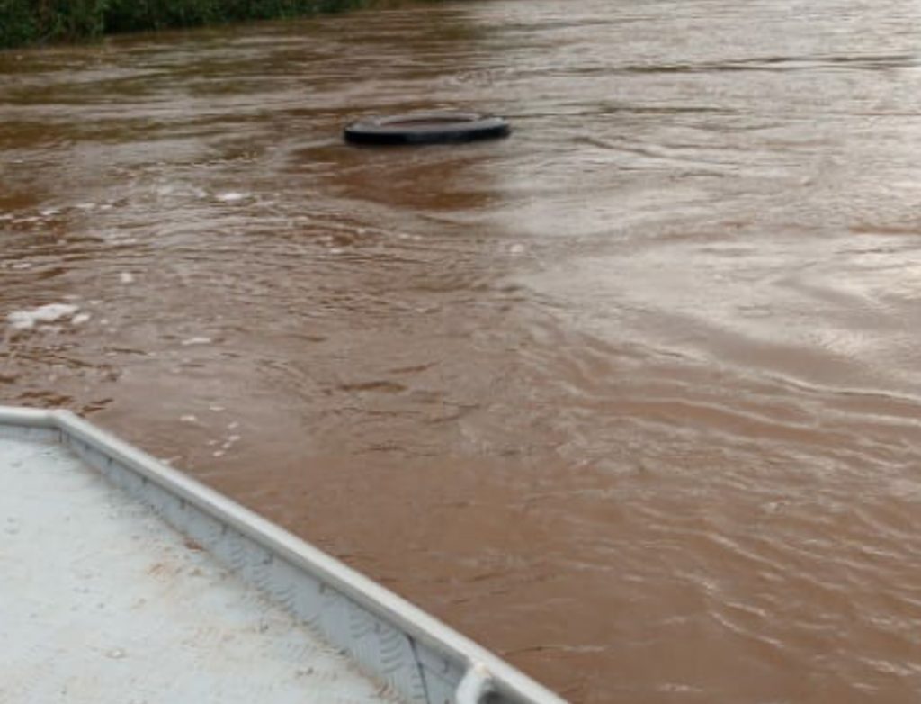 Carreta quebra eixo traseiro e pneus caem no Rio Jaru Carreta quebra eixo traseiro e pneus caem no Rio Jaru