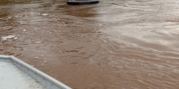 Carreta quebra eixo traseiro e pneus caem no Rio Jaru