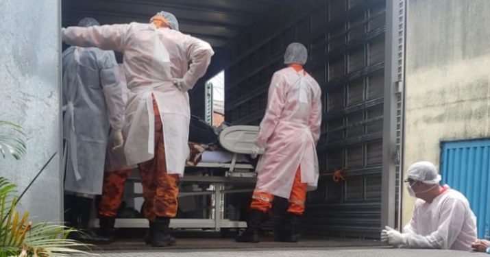 Paciente com covid-19 que pesa mais de 200 quilos é transportado em caminhão na Capital Paciente com covid-19 que pesa mais de 200 quilos é transportado em caminhão na Capital