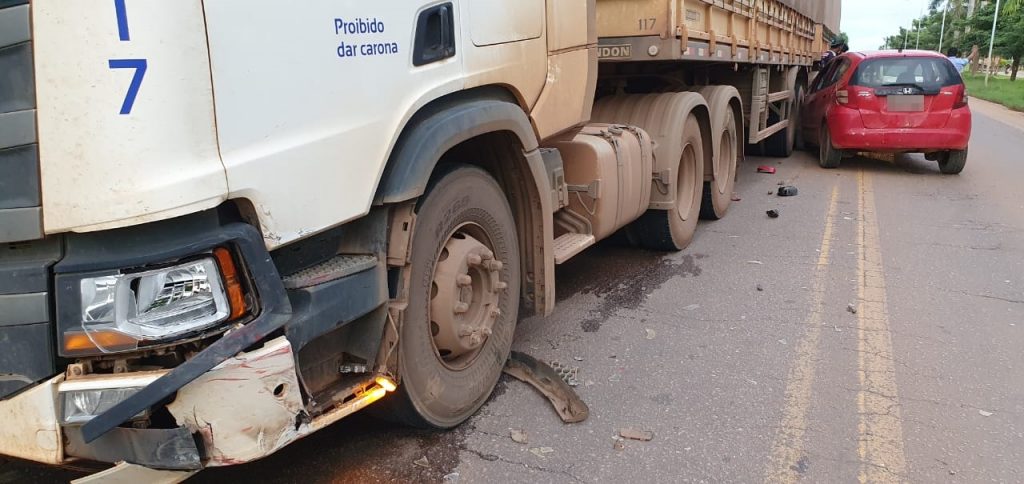 Motorista retira latas de cervejas de carro e foge após acidente com carreta Motorista retira latas de cervejas de carro e foge após acidente com carreta
