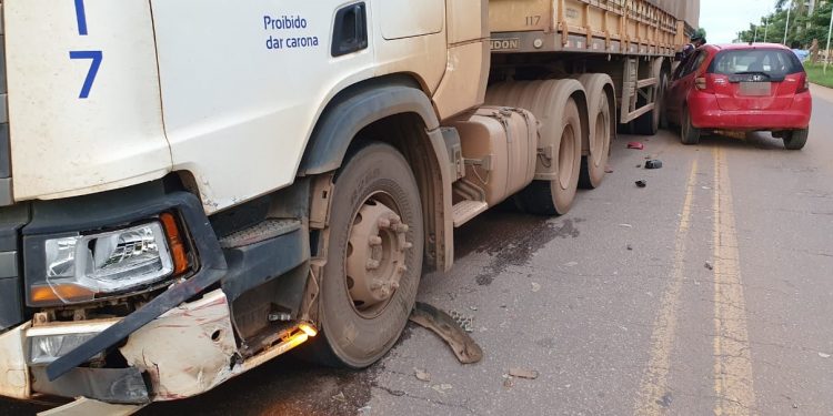 Motorista retira latas de cervejas de carro e foge após acidente com carreta