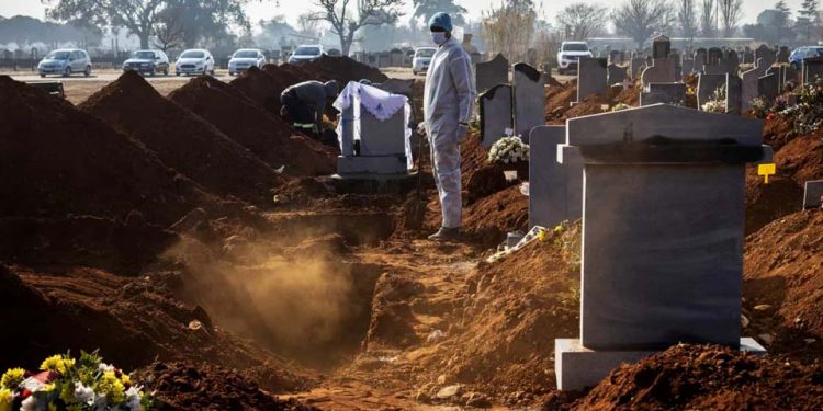 Pandemia provocou mais de 2.4 milhões de mortes em todo o mundo