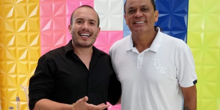 Em entrevista a Júnior Pacheco, cantor Frank Aguiar mostra nova decoração de sua mansão em SBC Em entrevista a Júnior Pacheco, cantor Frank Aguiar mostra nova decoração de sua mansão em SBC