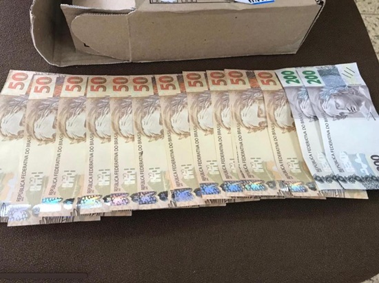 Em Rondônia Polícia Federal prende nos Correios elementos que recebiam notas falsas através de encomenda Em Rondônia Polícia Federal prende nos Correios elementos que recebiam notas falsas através de encomenda