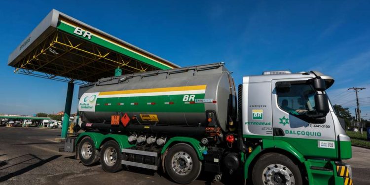 Petrobras eleva novamente preços da gasolina e do diesel Petrobras eleva novamente preços da gasolina e do diesel