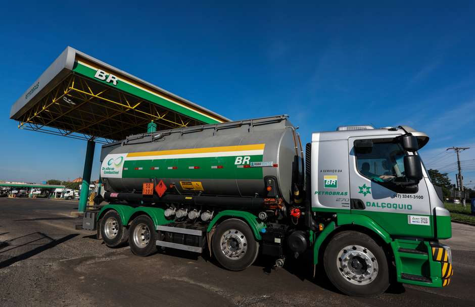 Petrobras eleva novamente preços da gasolina e do diesel Petrobras eleva novamente preços da gasolina e do diesel