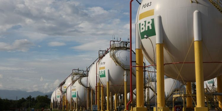 Petrobras aumenta preços da gasolina e do diesel nas refinarias Petrobras aumenta preços da gasolina e do diesel nas refinarias