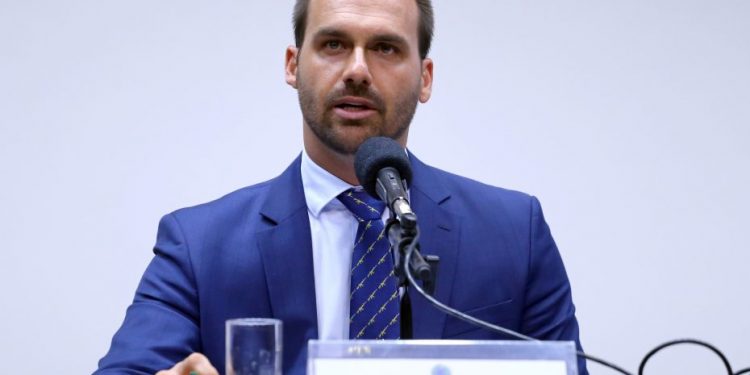 Eduardo Bolsonaro manda população “enfiar no rabo” máscara contra covid-19 Eduardo Bolsonaro manda população “enfiar no rabo” máscara contra covid-19
