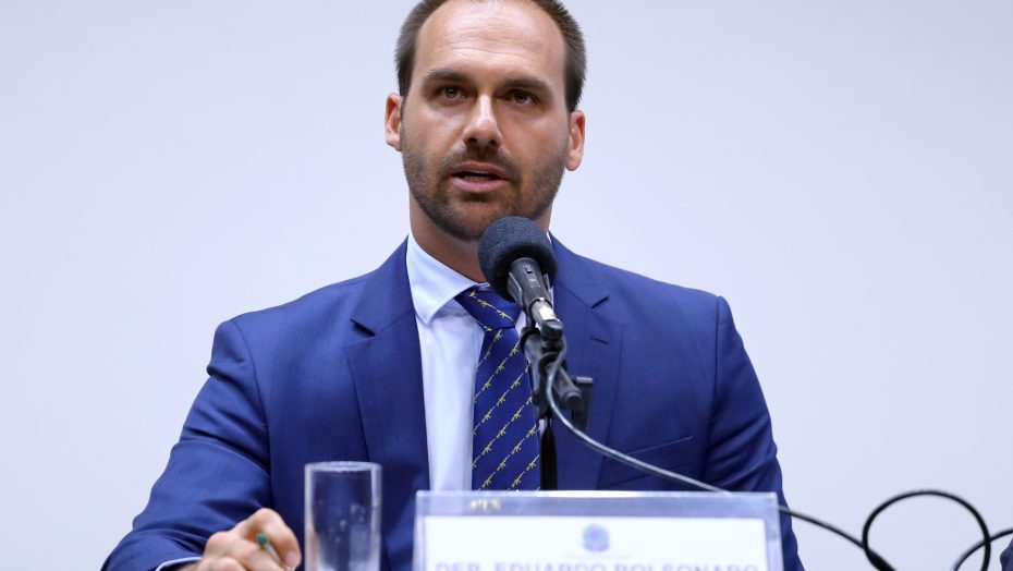 Eduardo Bolsonaro manda população “enfiar no rabo” máscara contra covid-19 Eduardo Bolsonaro manda população “enfiar no rabo” máscara contra covid-19