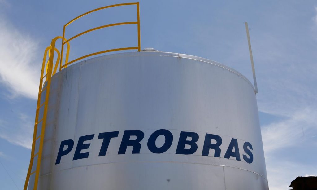 Gasolina e diesel estão mais baratos nas refinarias a partir de hoje Gasolina e diesel estão mais baratos nas refinarias a partir de hoje