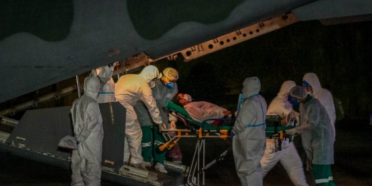 Mais 18 pacientes com Covid-19 são transferidos para o Amazonas