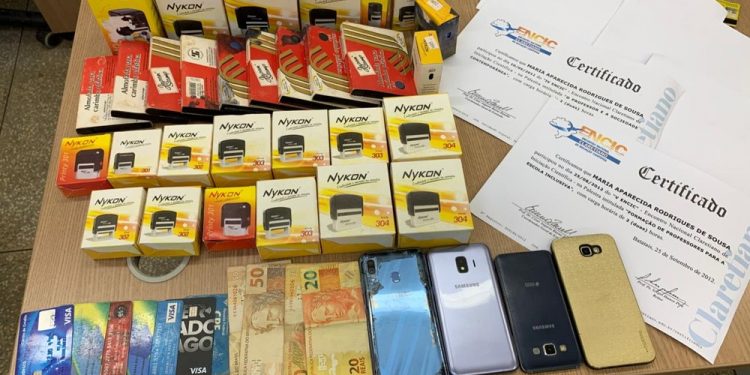 Polícia prende grupo que vendia diplomas falsos e usava CPF de terceiros para fazer cartões com limite de R$ 10 mil