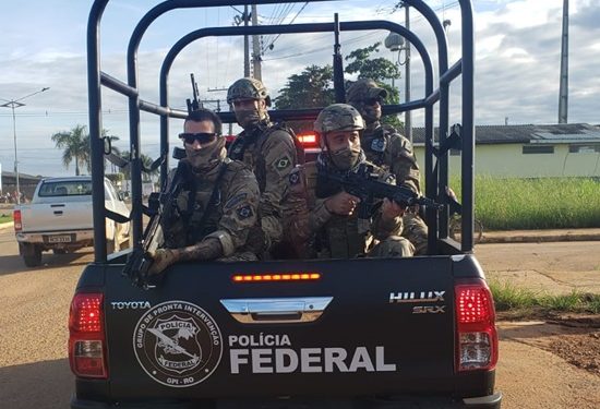 Madeireiras são alvos de operação da Polícia Federal e IBAMA Madeireiras são alvos de operação da Polícia Federal e IBAMA